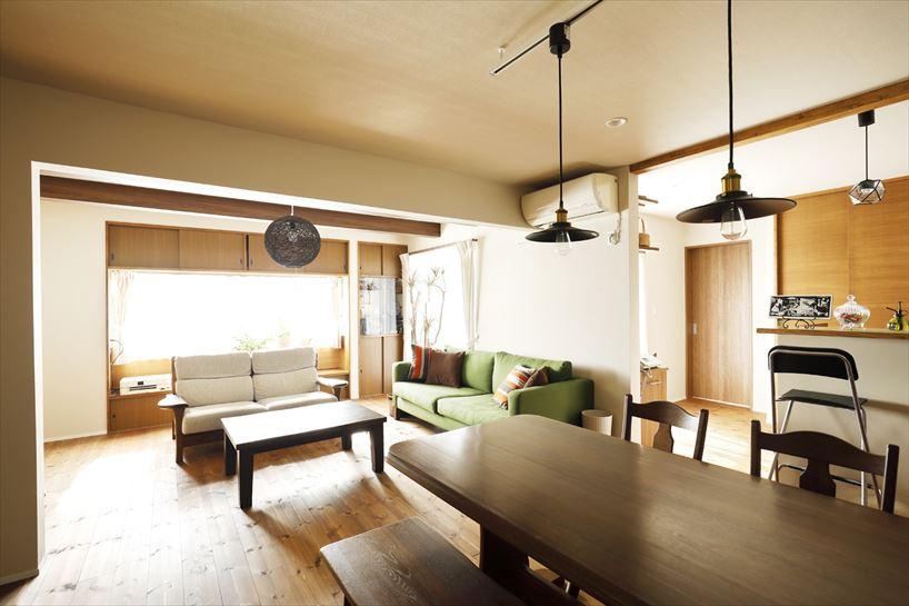 1階親世帯のリビング・ダイニング。床は幅広のパイン無垢材に着色を施して落ち着いた色味に。お手持ちの家具とも調和し落ち着いた寛ぎの空間となった