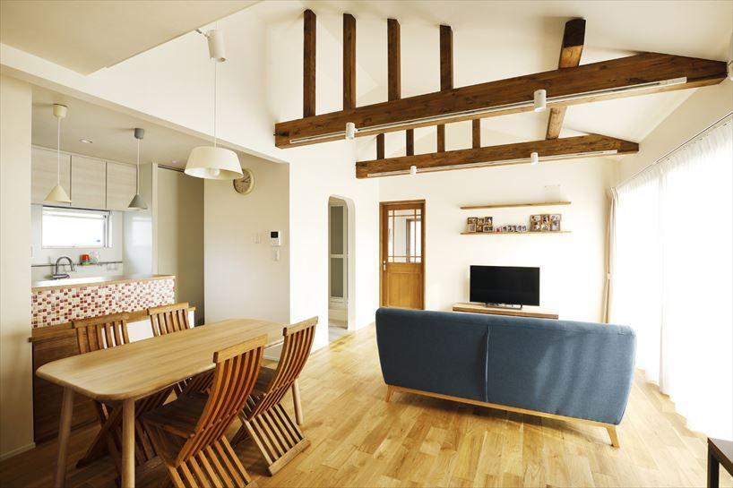 2階子世帯のＬＤＫ。3つの居室の間仕切りと収納を撤去。まったく違う間取りに生まれ変わった。勾配天井を活かした開放感と現しの梁が見せるナチュラル感が楽しめるリビングは居心地満点