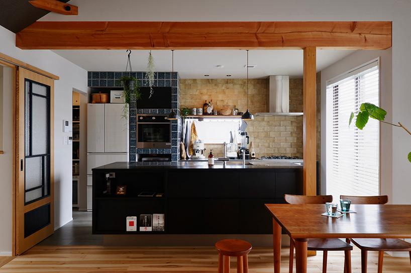 キッチンの床はフロアタイル。リビング・ダイニングの床はバーチ三層フローリング。共に床暖房が入っている。現しになった構造材はバーチの色に合わせて塗装。今回の住み替えでＳさんが購入した無垢のダイニングテーブルとも調和し、上質感のあるインテリアとなった。窓は断熱サッシに入れ替え、気密・断熱性能も向上