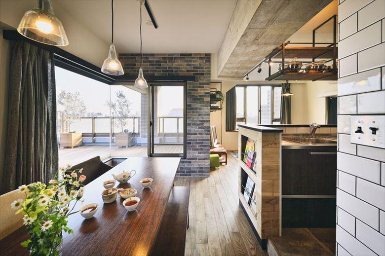 ダイニングの手前にあった家事室は撤去。閉鎖的だったキッチンも壁を取り払ってオープンに。開放感と一体感のあるＬＤＫとなった。ダイニングの窓の外には広々としたルーフバルコニーがあり、ダイニング・キッチンから見事な眺望が楽しめるように