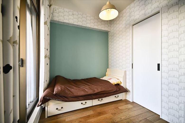 撤去した和室部分に設けた子ども部屋はルーフバルコニーとは別のバルコニーに面した明るい空間。象をモチーフにしたクロスで可愛らしい雰囲気に