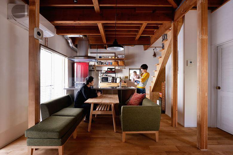 お子様の誕生が住み替えのきっかけに。相談時にはまだ生まれていなかった赤ちゃんを囲む新たな暮らしがスタートした。できる限りLDKは広々と開放的にという希望を叶えるために階段の位置を大移動。柱や2階の床構造を現しにして空間の広がりを生み出している