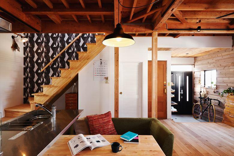 床はオークの無垢フローリングをオイル塗装して深みのある味わいに。壁は漆喰塗りを施し、自然素材の心地よさが感じられる。スケルトン工事により、耐震補強や断熱材の入れ替えも実施。安心・快適に暮らす住まいになった