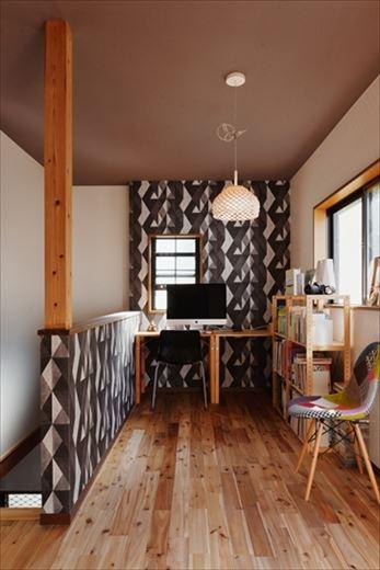 2階のフリースペースは多目的に使える空間。一角には書斎スペースを設けた。ゆくゆくはお子様のスタディスペースとしても使う予定。「あえてここに書斎を設けたのは、リビングを広く使いたかったから。ここなら声をかければ家族とつながりますしね」とMさん。階段脇の壁からつながる大胆なクロスが個性的な空間を創出して