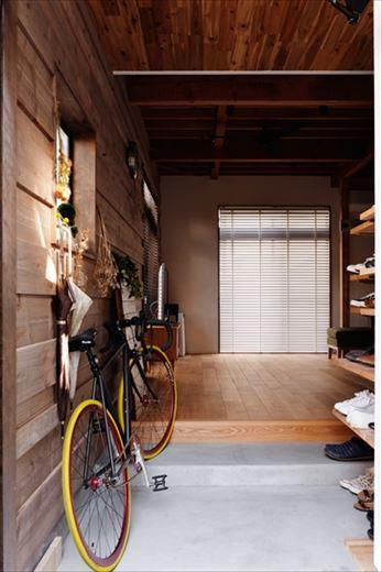 広い土間スペースも要望のひとつ。ロードバイクを置いても余裕の広さを確保した。棚板はご主人がDIYで取り付け、オープン収納に。玄関ホールとして区切らずに、リビングとつながる間取りもMさんがこだわった部分