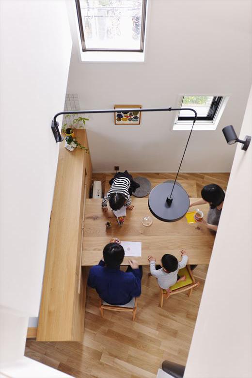 キッチンは向きを少し変えて、オープンな対面式に。窓越しの見事な眺望が自然と目に入り、開放感と景色が楽しめる。同時に水回りへの動線もスムーズになった。吹き抜けは以前よりも少し小さくなったものの、計算された窓の配置でたっぷりの明るさをもたらしてくれる