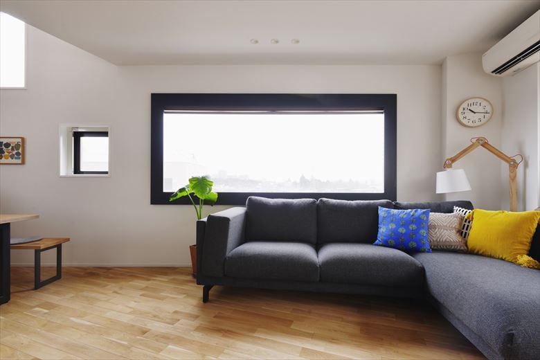 リビングの一番大きな窓は変更せずに断熱性能のみをアップ。額縁のような太い縁取りが景色を風景画のように美しく見せている。いいものや思い出の詰ったものは残して使い続けるということもリノベーションならでは。その他の窓はすべて断熱サッシに交換し、夏の暑さ冬の寒さを和らげて快適なお住まいに