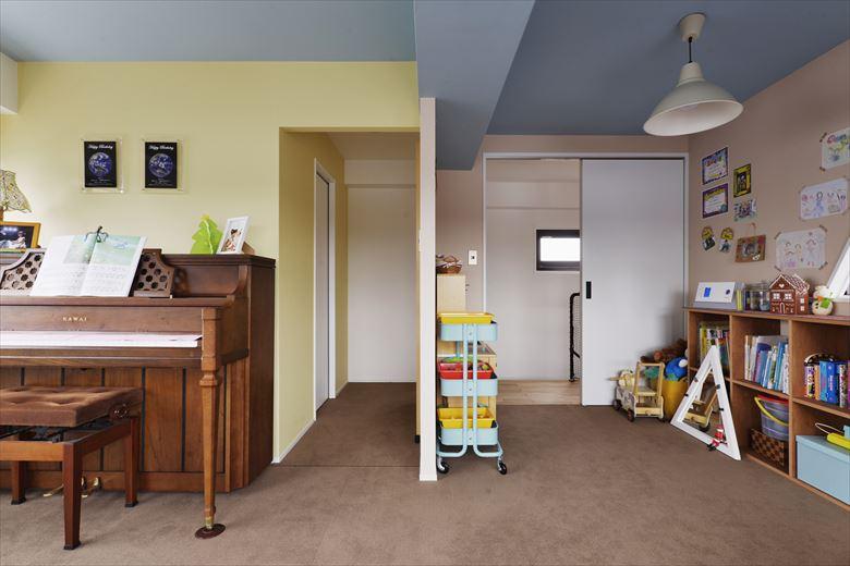 上階の家族室として活用している空間は、将来、ふた部屋に仕切って子ども部屋にする予定。ドアも転用を想定して幅と高さを合わせて枠を設計した。仕切った際には家族共用のウォークインクロゼットに部屋を通らずに行けるという絶妙なプランニングとなっている