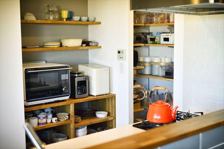 キッチン周りとパントリーの収納はオープン棚を採用。何をどこに置くかを綿密に相談しながら、造作で棚板を配置。きちんと計算されているからこそ、使いやすいのはもちろん、見た目にも美しい