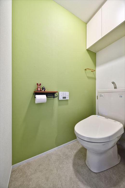 今回のリノベーションでバスルーム以外の水廻りはすべて交換した。トイレも位置はそのままで便器を取り替えている。一面にアクセントカラーのグリーンを取り入れて、真っ白な空間に映える爽やかな空間に