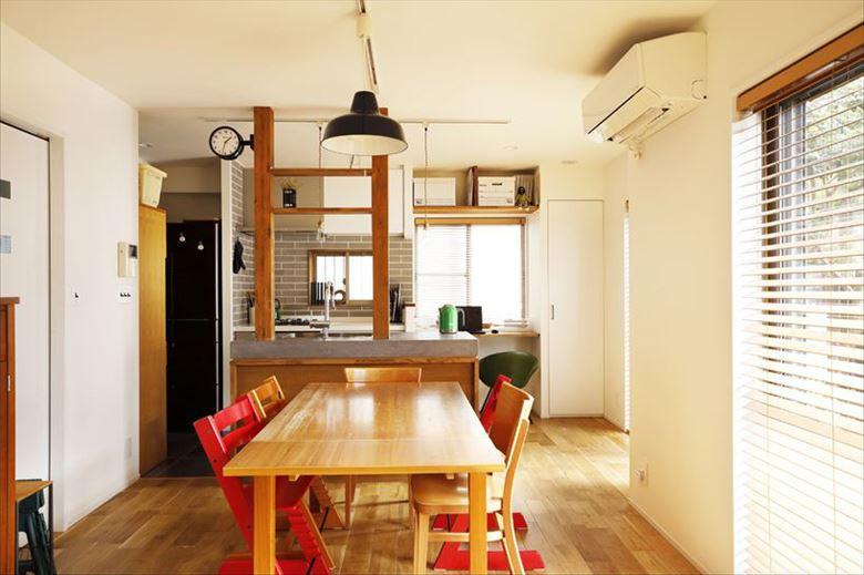 開放的なキッチンに変更して動線が格段に良くなり、家族の行き来もスムーズに。キッチンの壁を取り払ったことで現しになった柱をどうするかは試行錯誤したポイント。うまくキッチンと融合させて飾り棚にすることでコストを抑えながら、空間のアクセントとして活かしている