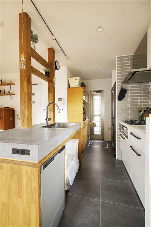 閉鎖的で暗かったキッチンが大変身。アイランドのシンク側は造作で、天板にはモールテックスを用いてかっこよく仕上げた。背面のタイルとの相性も良く、木質感も引き立っている。電子レンジなどの家電を置いた食器棚やパントリーが直線上に並んで家事がしやすく、娘さんたちと一緒に料理が楽しめるようになった