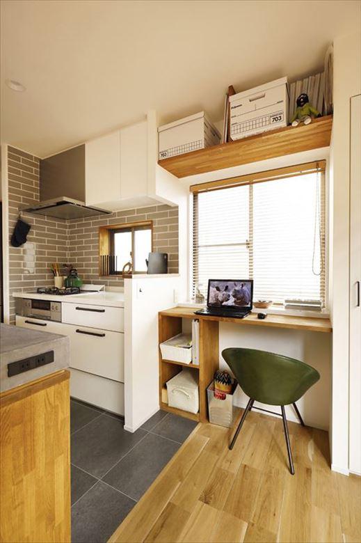 キッチン脇には奥様専用のスペースを設けている。使い勝手に合わせて棚やカウンターを造作。ちょっとした物書きやレシピの検索なども料理の合間にできて便利