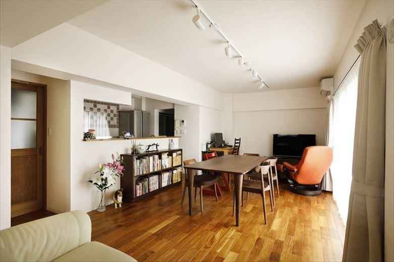 リビング・ダイニングには高級感のあるチークの無垢フローリングを採用。真っ白な壁や天井とのコントラストで大人の雰囲気に。お手持ちの家具ともしっくりと調和している。窓側の壁には断熱処理を施し、窓は二重サッシに。床暖房も新設して快適性が格段にアップしたそう。