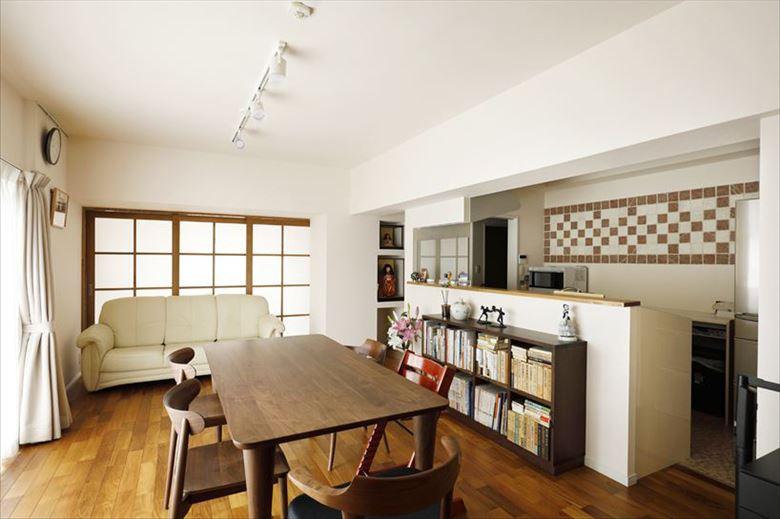 リビングに隣接する居室の壁を撤去。間仕切りの3枚引き戸は格納タイプなので開ければ、ひと続きの空間として活用できる。閉めれば、お子さんやお孫さんなどが泊まりにきたときの客間としても活用できる。引き戸は畳コーナーへのつながりを意識して、「和」を意識した格子のデザインに