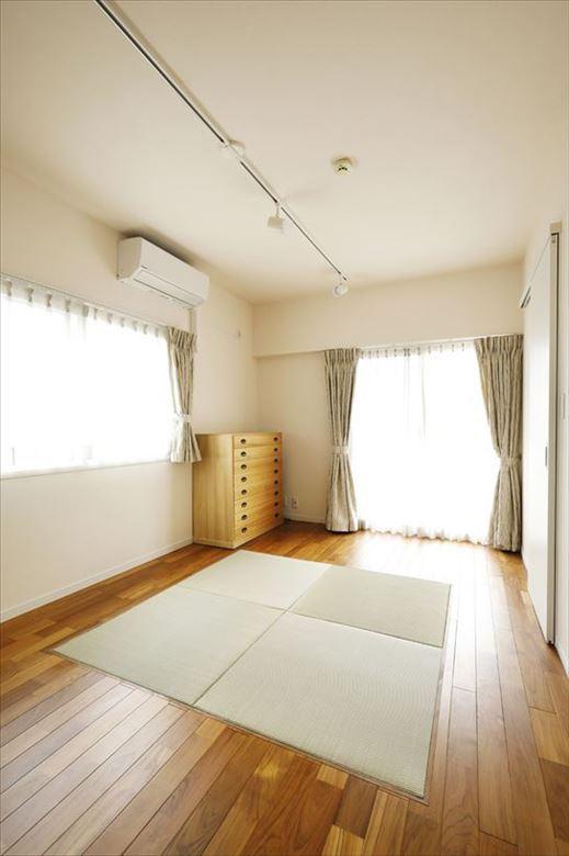 ご主人念願の畳スペースを実現。普段はゴロンと自由に寛げる空間として活用されている。右手の扉の先に主寝室側からも使えるウォークスルークロゼットを新たに設けた。お客様用の寝具がしまっておけるほか、衣替え用の衣類や季節物などの収納にも便利