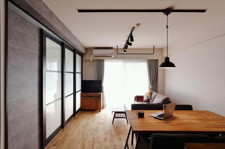 仕切り戸は普段は開け放して広々リビングとして活用。南面のバルコニーからの光がたっぷりと差し込む、明るく開放的なリビング・ダイニングとなった。引き戸の手前に新設したストレージがあり、日用品や食品などもすっきり収まる