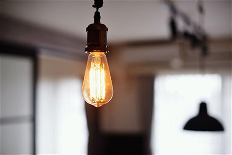 内装デザインのテーマは「ちょっと男前」風。無垢材×モルタル調といった素材感はもちろん、照明も時間をかけてご夫妻が選び抜いたそう。黒いライティングレールに黒いスポットライトやペンダントライトを合わせ、好みのイメージを表現している