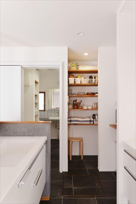 キッチンはシンク&作業スペースがアイランドになったII型を採用。ゆくゆくはお子様と料理が楽しめそう。ジャストサイズのパントリーやカウンターを造作してキッチン周りをすっきり見せている。水廻りが近くなったことで最短動線で家事がしやすくなった