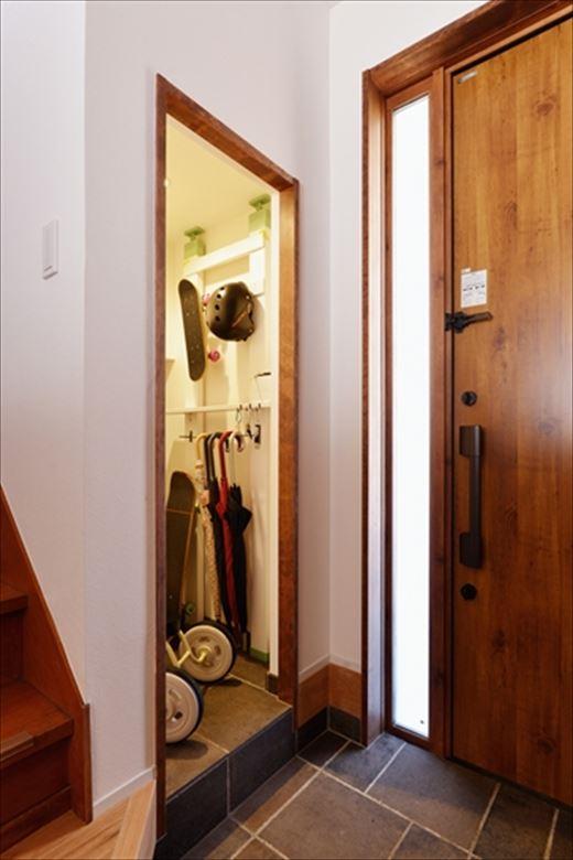 階段下を利用した既存の土間収納はそのまま活かし、内装を一新。完成後にご主人がDIYで棚板を増やすなど、少しずつ手を入れて愛着が増しているそう。「新しい住まいに移ってからは、夫が掃除を積極的にするようになりました。テレビを観る時間が減って子どもと遊ぶ時間が増えましたね」と奥様