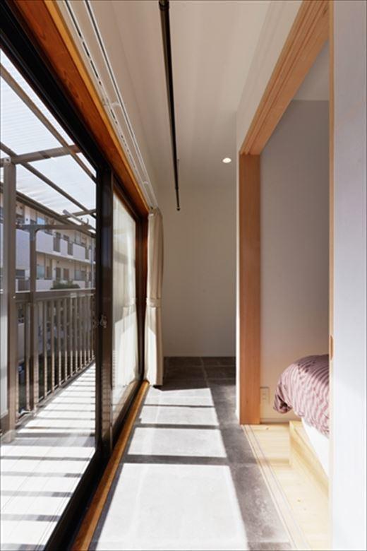 2階のバルコニーに面して設置したフリースペース。ファミリークロゼットとつながっているので、取り込んだ洗濯物をしまうのも楽々。室内干し機能をプラスして雨の日にも大活躍。家事の時短で奥様の負担を減らし、お子様と過ごす時間を増やす。そんな子育て世代の理想的ともいえるプランが形になった