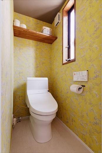 2階に新設したトイレ。華やかなクロスで明るい雰囲気に。クロス選びをはじめ、内装デザインは奥様中心で進められたそう。ちなみに1階のトイレはまったく趣が異なり、シックで落ち着いた雰囲気に仕上がっている