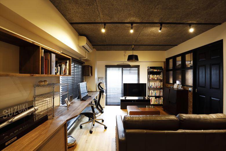 スケルトン工事で内装を一新。床はホワイトオークの無垢フローリングに。リビングの天井には木毛セメント板をあしらい、壁の要所にはOSB合板を用いてラフな素材感で男前空間を演出している。外壁側の壁と天井には断熱材を入れ、木製だった内窓は樹脂サッシに交換。断熱性能が格段にアップした