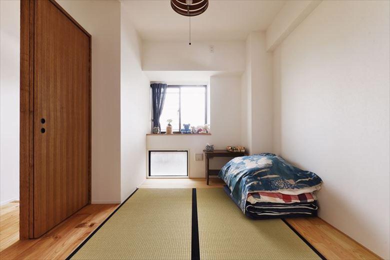 お布団で休まれるご家族なので寝室に畳スペースを設置。寝るときだけでなく、日常の寛ぎスペースとしても使いやすいように、開口を広げている点も特徴的。新たに誕生したウォークスルークロゼットとの仕切りはコスト面も考慮してカーテンのみに。同時に使い勝手も良いという一石二鳥のアイデア