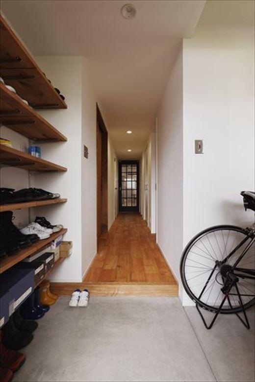 玄関を入って右側の子ども室を少し削って土間スペースに。左手のシューズボックスは撤去して棚板のみにすることでいっそう開放感が増し、収納量もアップした