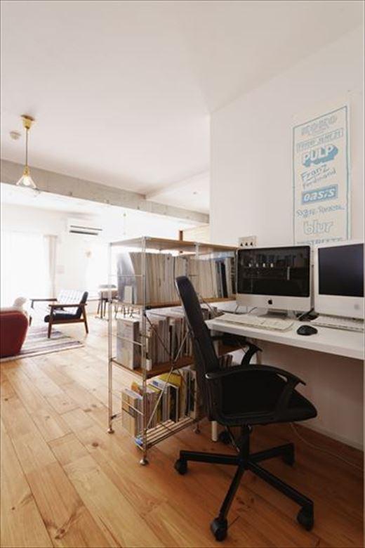 リビングの一角に設えたご主人のワークスペース。当初のプランでは独立した空間だったが、「家具などでゆるく仕切って自由にレイアウトできるようにしよう」とオープンスタイルに変更。家族の気配を感じながら仕事ができる