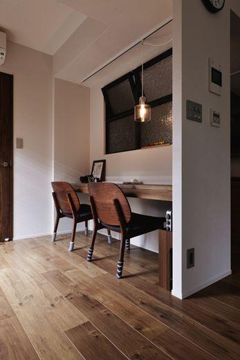 今回のリノベーションの課題でもあった多目的スペース。書斎として活用するつもりだったが、実際に座ってみると程よいこもり感が心地よく、バーカウンターとして活躍しているそう。室内窓に用いたアンティークガラスがいい雰囲気