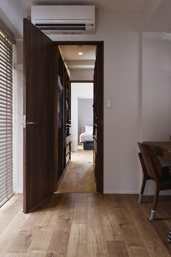 2つの居室で背中合わせになっていた収納を撤去して広々としたウォークスルークロゼットを新設。持ち込みの収納家具に合わせて空間を確保した。寝室と多目的スペースを一直線でつなぎ、動線がよくなったうえに風が家全体に行き渡るようになった