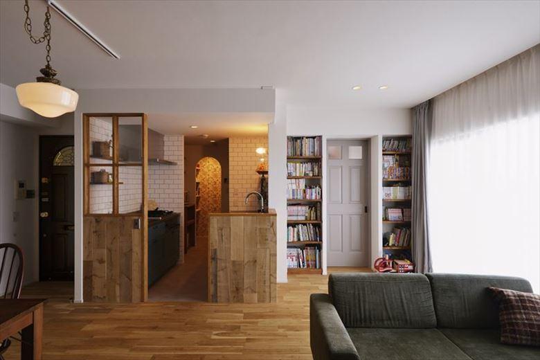 張り出していたキッチンは隣接する子ども室の一部を取り込んで引っ込め、奥にはパントリーも新たに生まれた。キッチンの片側に格子窓を取り付けるだけで、程よい目隠し効果が発揮されている。子ども室の扉の両サイドには書棚を造作