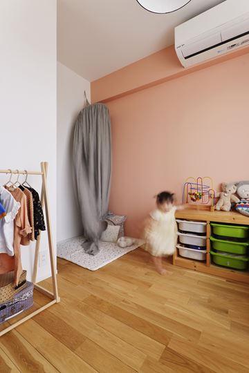 2つの子ども室はそれぞれアクセントクロスの色を変えて。娘さんの部屋はオレンジシャーベットのようなやさしい色味で可愛らしい雰囲気に。木目の床はすべてオークの無垢フローリング。ナチュラルな素材感と高級感が楽しめる120mmの幅広タイプを採用した