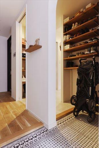玄関は既存の靴箱や収納を撤去して土間を広げ、SICとつながる2WAYに。靴を脱いだら正面の棚に荷物を置いて右手のWICで上着を掛ける。日常の動作がスムーズに行える。土間には奥様が気に入ったタイルを用いて個性的な空間を演出した