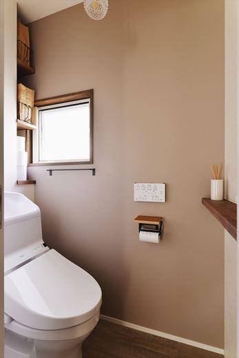トイレをはじめ、今回のリノベーションで水廻り設備はすべて交換。トイレはベージュのアクセントクロスで落ち着いた雰囲気に。