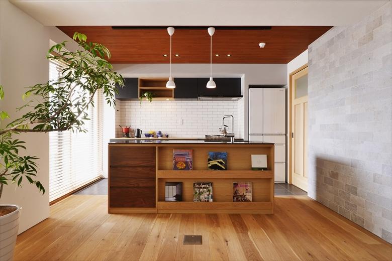 家具屋さんによる造作キッチン。収納の場所や天板の素材など細部にまでこだわったつくりは必見です。