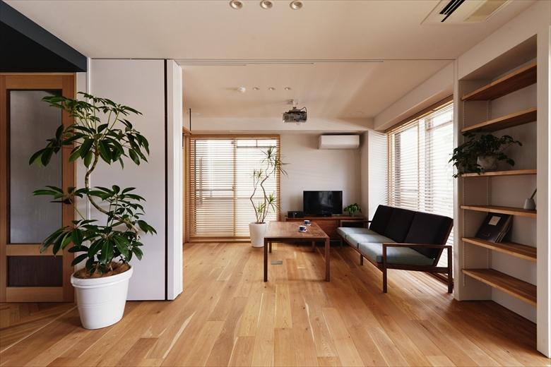 普段はリビングの一部として。お客様がいらっしゃった際や家族構成が変わったときには引き戸を引けば個室としても使用できます。