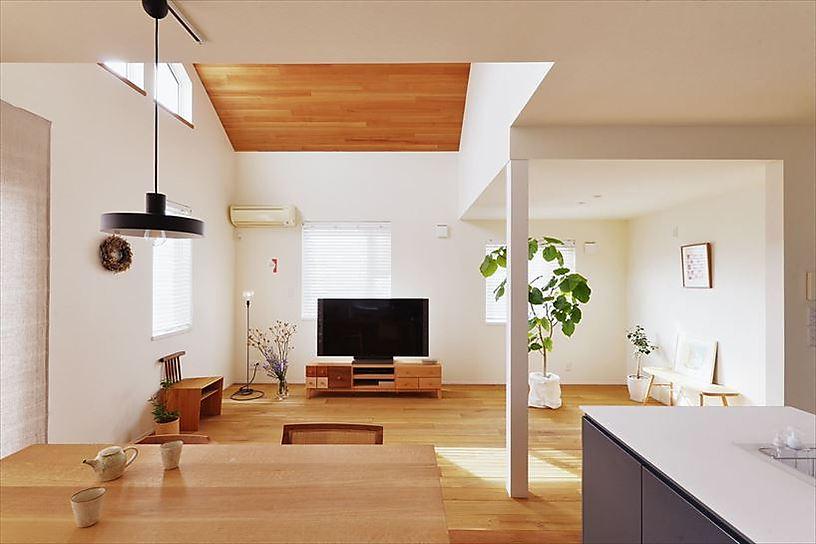 「好きなものに囲まれて、日々の疲れをリセットできるようになりました」と奥様も絶賛のリビング。床暖房と厚貼積層フローリング、天井の羽目板貼り、インテリアのバランスの良い木質感がナチュラルな温もりを演出。お気に入りの家具やアイテムが美しく調和している。