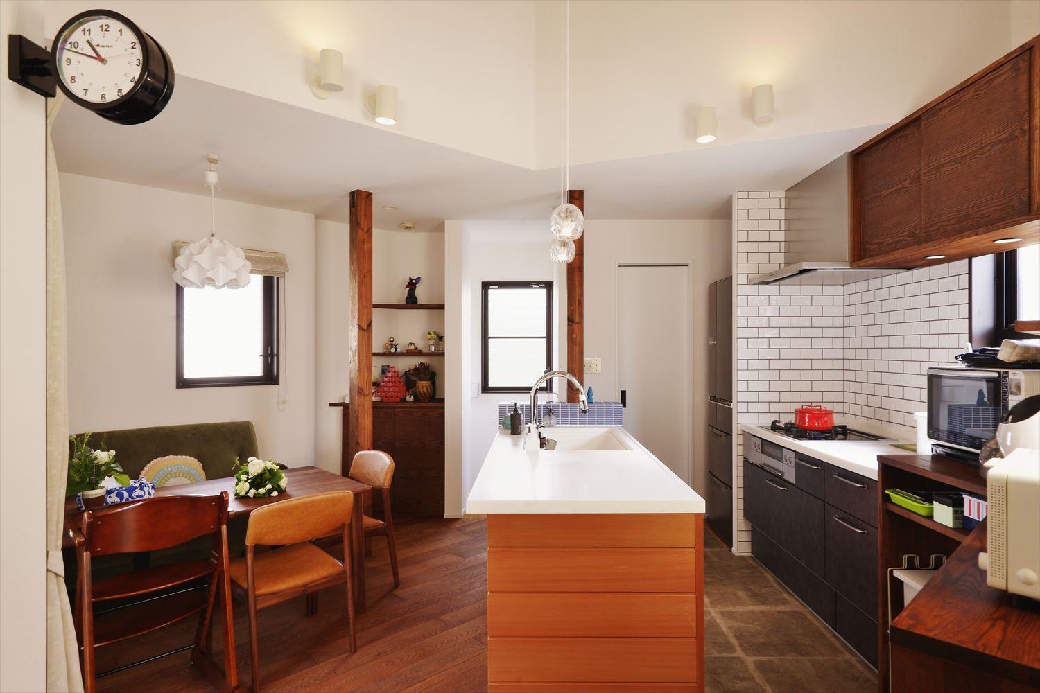 Sさんは憧れの庭やウッドデッキを叶えるために戸建てに絞って中古物件を探すことにしました。そこで興味を持ったのが、物件探しからリノベーションまで任せられるスタイル工房のワンストップサービスです。家族の暮らしや好みに合った家にできるかどうかをプロの目で判断してもらいながら選べることが大きな魅力でした。