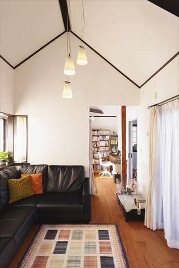 2階のLDKはコの字型の間取りと複雑な構造で使い勝手が悪く窮屈感がありました。そこでフロアが見通せる位置にキッチンを移動。トイレも移設し、張り出していた壁を取り払ってゆったりとしたダイニングを確保しています。和室は残しつつ、一部をワークスペースに。また1階の居室の一部をSICにして収納力もアップしま