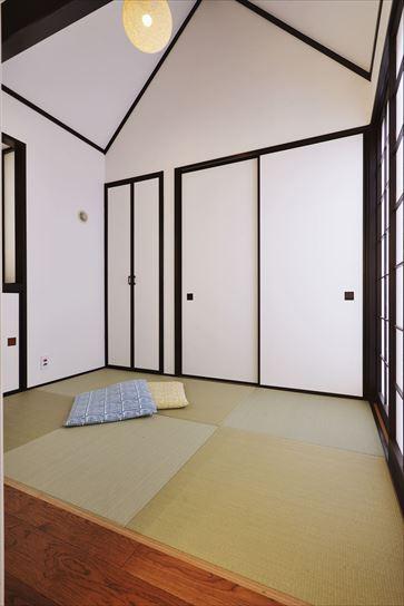 和室は一部をワークスペースに変更しつつも子どもの遊び場やお昼寝に重宝すると残した。来客時には客間としても活用できる。琉球畳に張り替え、濃い色の梁や障子戸とマッチするモダンなテイストに仕上げた