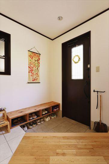 窮屈な感じがあった玄関はシューズボックスを撤去。最小限のオープン棚に変更することで空間の広がりを演出している。対面にある居室の一部をSICにし、靴のみならず、多目的に使える大容量の収納スペースが新たにできた