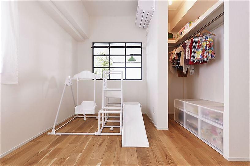 部屋の中に飛び出てしまうパイプスペースがネックだったが、収納の仕切り壁とすることで存在を消すことに成功。リビングとつながる室内窓からひょいと覗けば子どもの様子が見えて安心。光や風をもたらすアクセントにもなっている