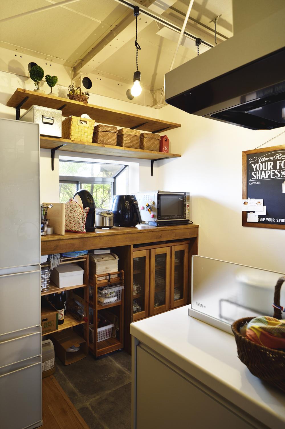 キッチンの家電・食器収納棚はフレームのみを造作し、内部はお手持ちの食器棚を入れて使えるように。窓の上の空間にも棚を設け、空間を有効活用しています。他にも、階段下のデッドスペースにはパントリー、玄関は広げてベビーカーを置けるようにするなど、住まいの空間を上手に使った収納スペースを確保しました。