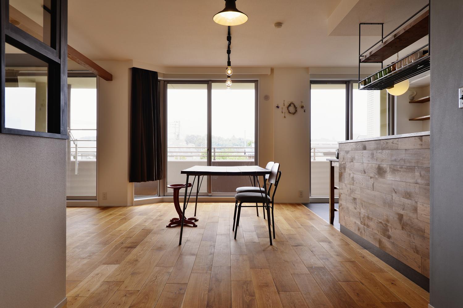 ご夫婦とも素材感を大事にしたいというご希望をお持ちだったMさん夫妻。さらに夫のMさんは男性的で無骨な印象のインダストリアルな雰囲気を、夫人はあまり偏り過ぎない明るい雰囲気がお好きでした。そこで、書斎は夫の希望を優先しつつ、室内窓で明るくするなど、お二人の希望を上手に組み合わせました。