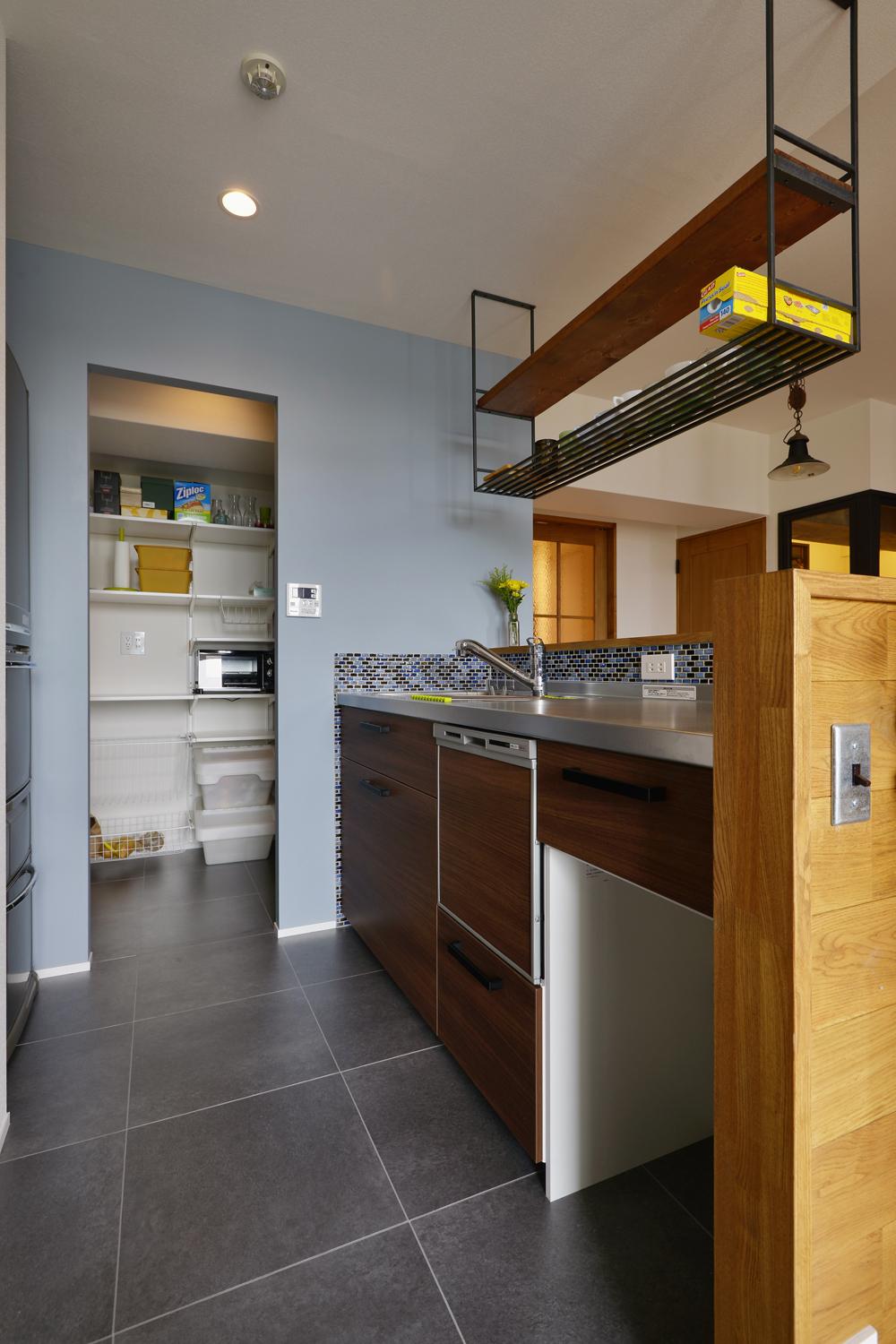 キッチンには大容量のパントリーを造作。玄関横の洋室はウォークインクロゼットに。内部に仕切りを設け、収納しやすくしています。それぞれの部屋に収納を設けるのではなく、一カ所に集約することで効率的に。さらにコストダウンも叶えました。