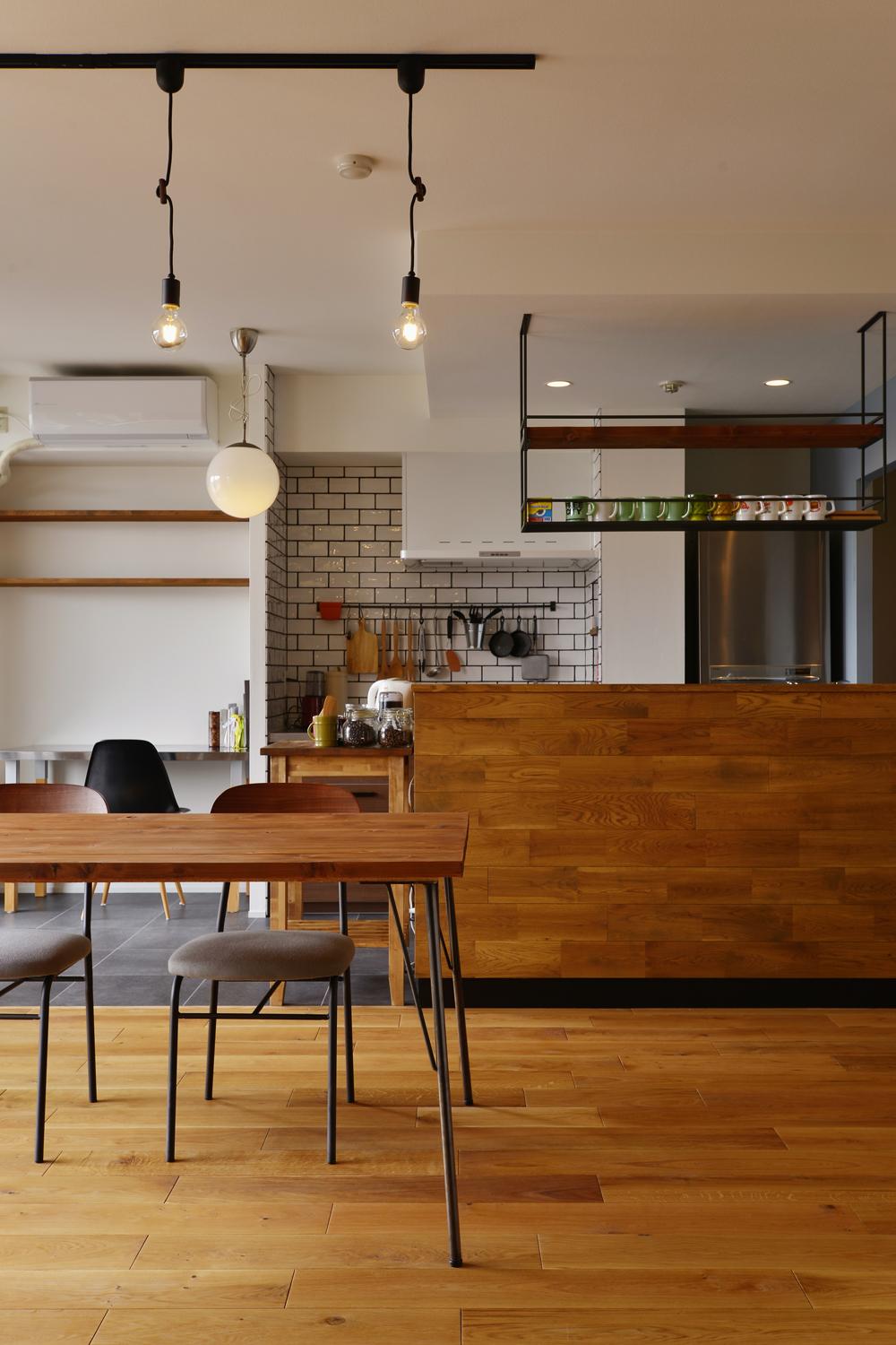 キッチンからバルコニーの間の空間は、ちょっとした作業スペースとして活用。将来、リビングの一部を子ども部屋にしたときにダイニングとして使えるよう、床材をキッチンと同じフロアタイルにした