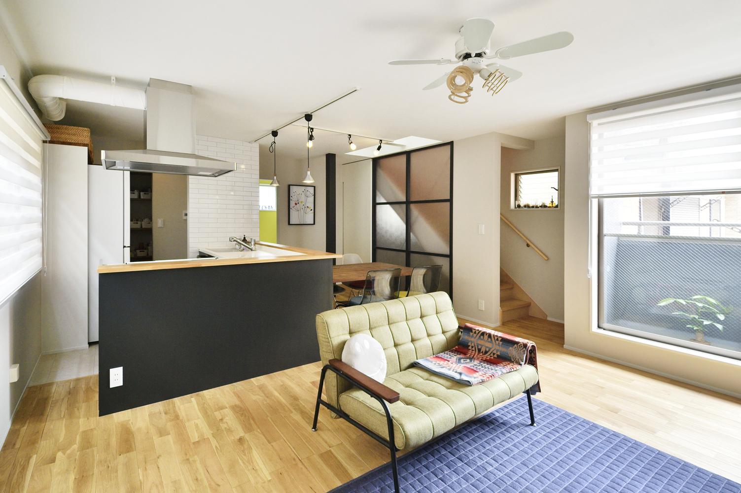 明るい光にあふれた2階リビング。2階の浴室を1階に移動し、その分広々としたＬＤＫを実現した。壁付けだったキッチンは、オープンな対面キッチンにすることで、料理をしながらリビングのお子さんの様子をいつでも見守ることができるように。床はナラ無垢材