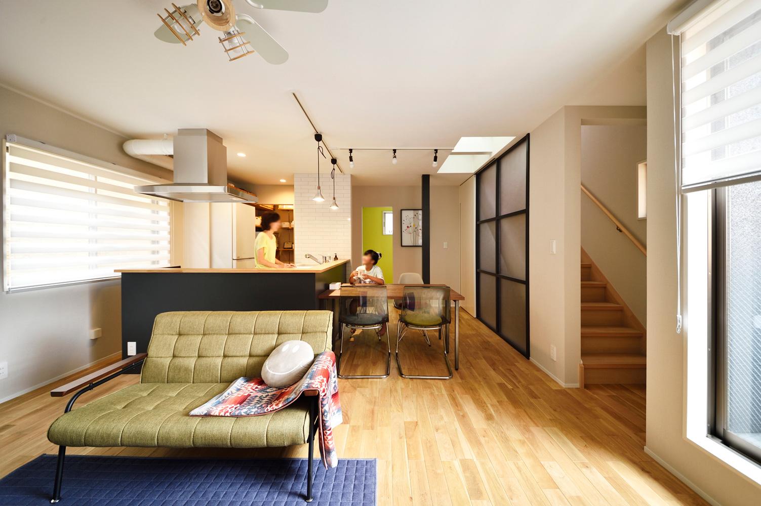 使わない部屋があった1階に浴室を移動。朝晩の身支度や帰宅後の荷物整理も動線を整理して、1階に集中させました。2階は浴室を移動した分、広々としたＬＤＫに。うすぐらい部分がなくなり、住宅密集地でも明るく快適なリビングを実現しました。